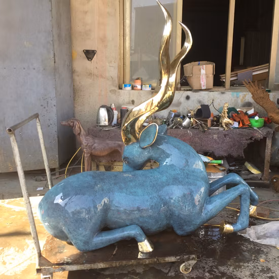 Gartenantike Tierskulptur, lebensgroße Bronze-Hirschstatue, Skulpturen
